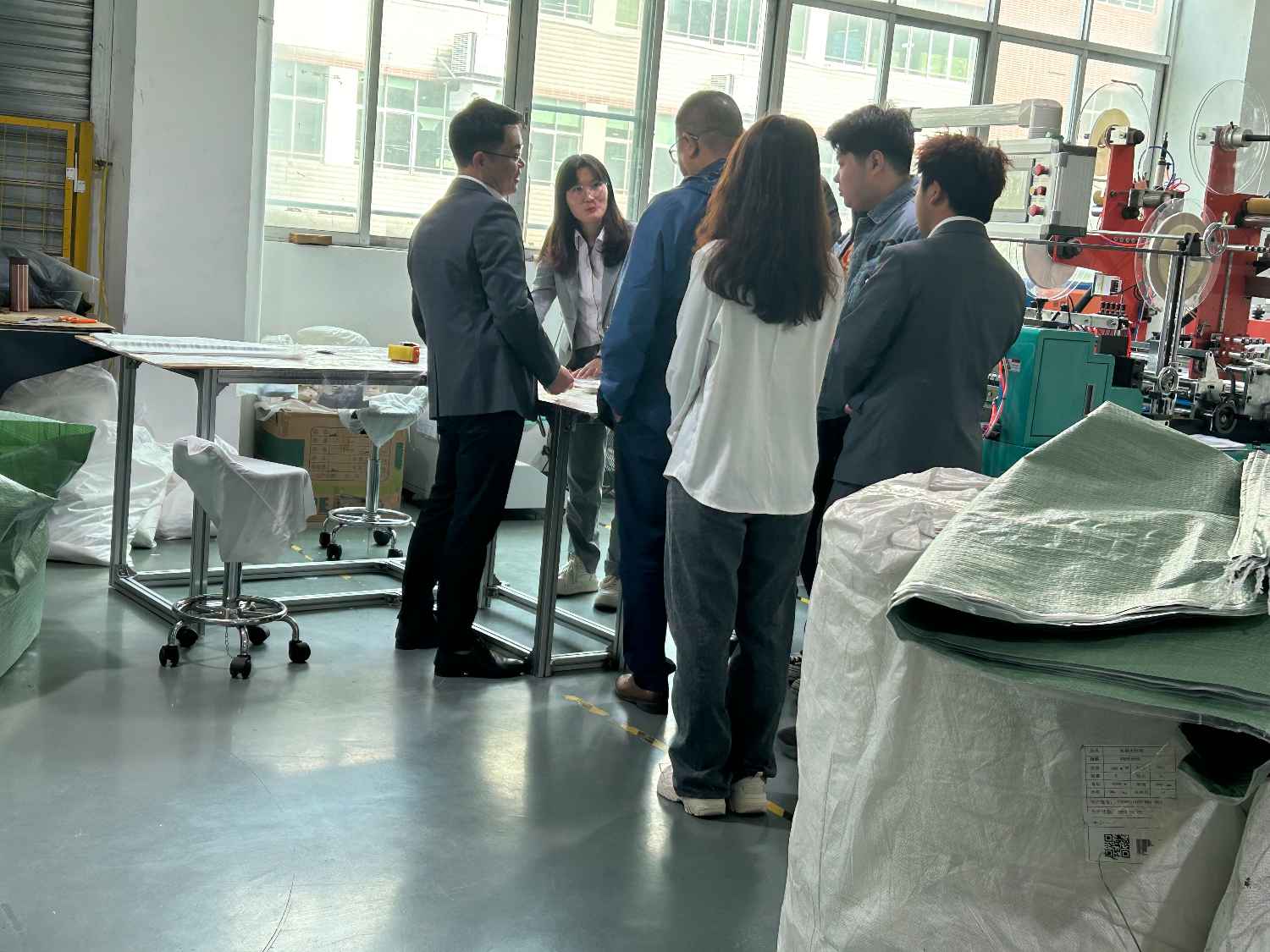 國際合作伙伴深度考察，共謀發(fā)展 —— 外國客戶訪問久信達(dá)科技生產(chǎn)車間(圖3)