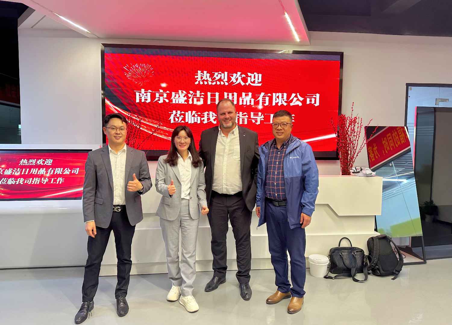 國際合作伙伴深度考察，共謀發(fā)展 —— 外國客戶訪問久信達(dá)科技生產(chǎn)車間(圖1)